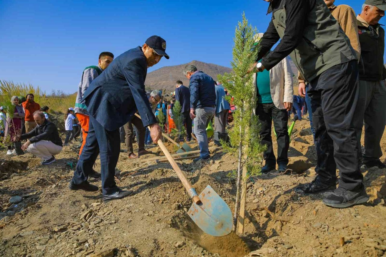 Akkuyu Nükleer A.Ş. çalışanları ’Geleceğe Nefes’ etkinliği çerçevesinde fidan dikti
