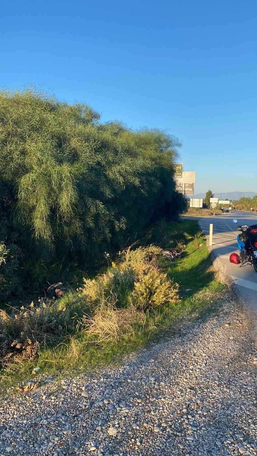 Kazada motosikletiyle şarampole yuvarlanan sürücüyü itfaiye eri buldu