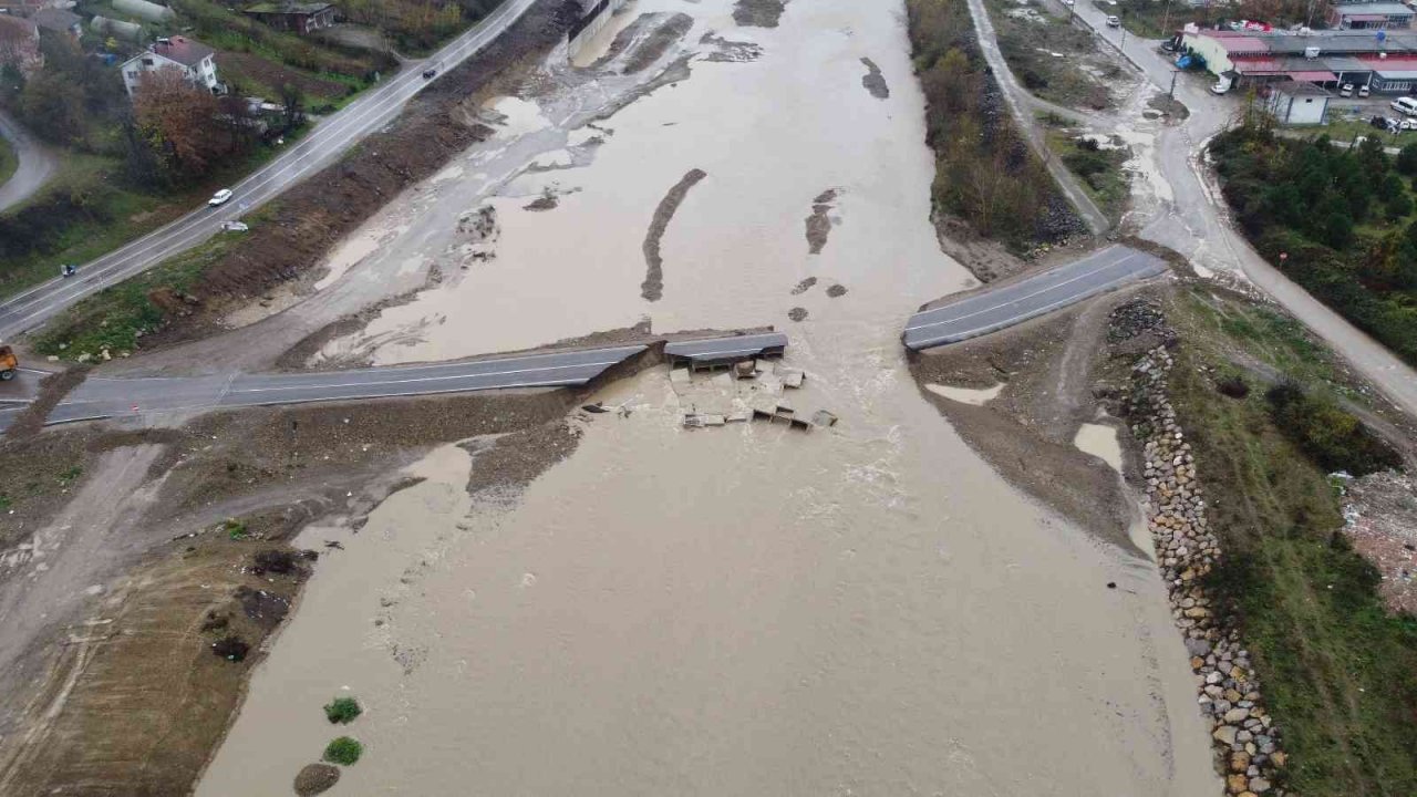 Kozcağız’da geçici servis yolu yıkıldı