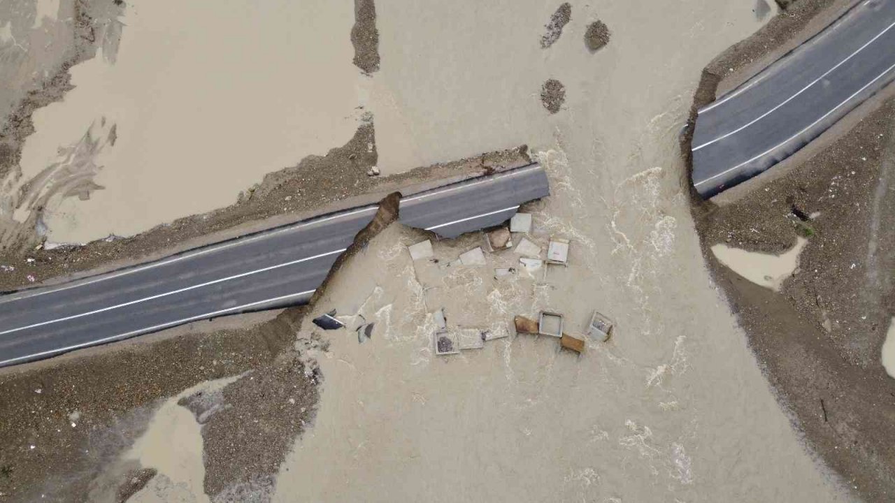 Kozcağız’da geçici servis yolu yıkıldı