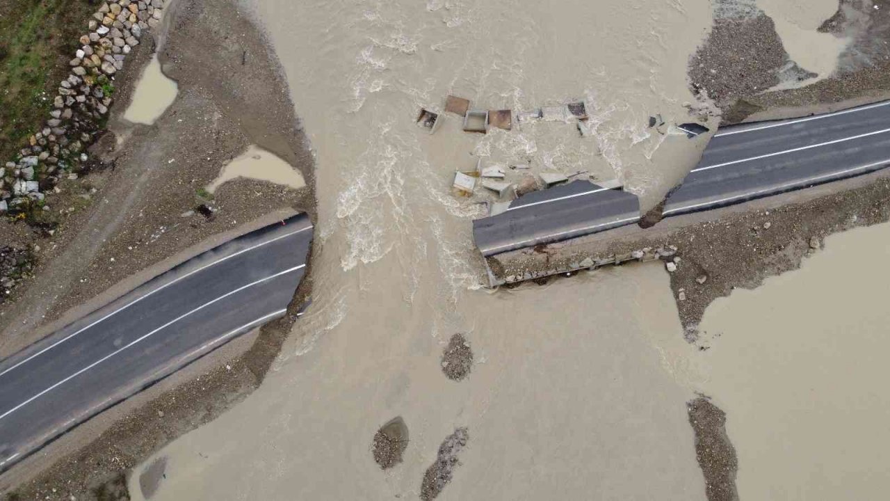 Kozcağız’da geçici servis yolu yıkıldı
