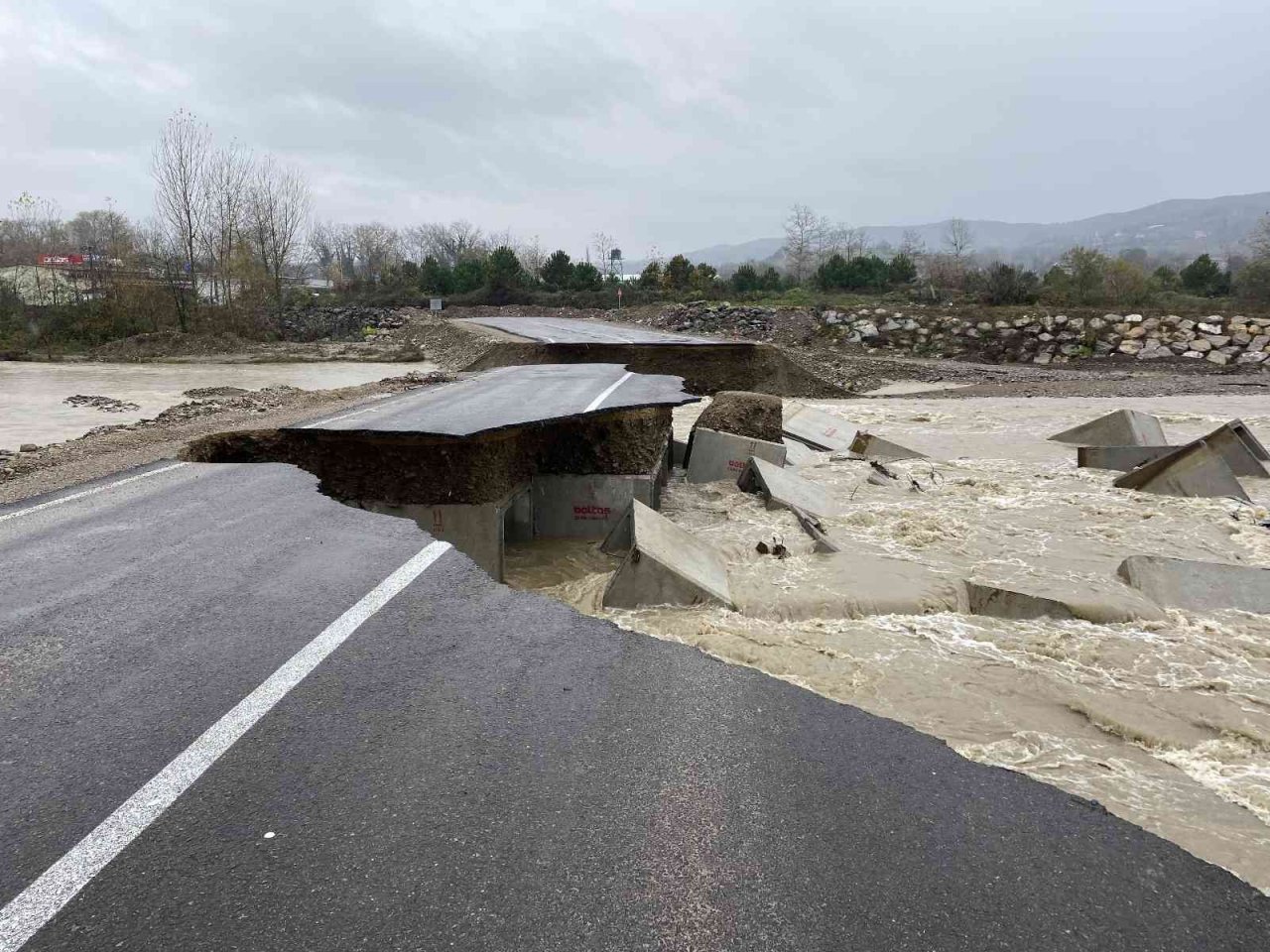 Kozcağız’da geçici servis yolu yıkıldı