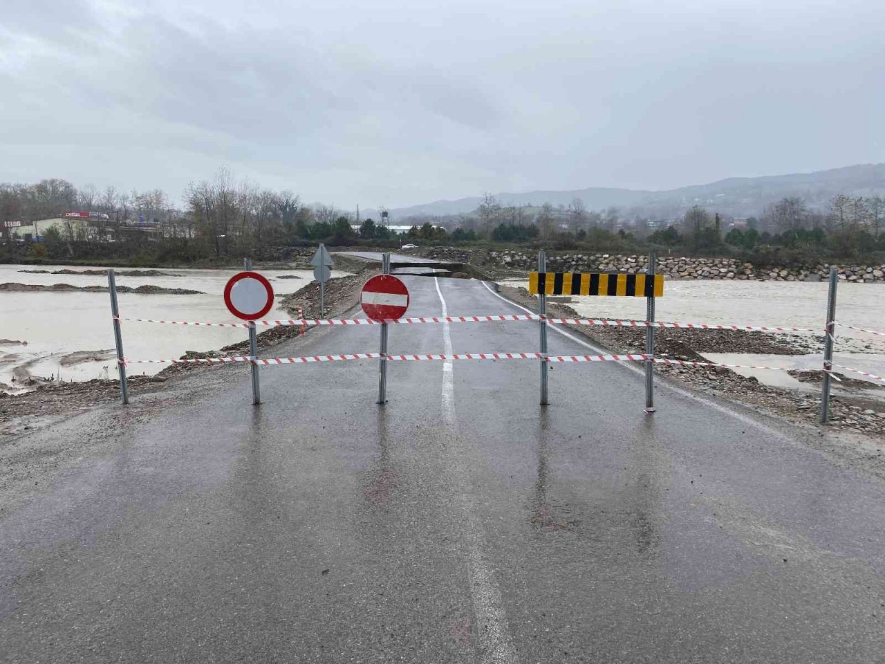Kozcağız’da geçici servis yolu yıkıldı