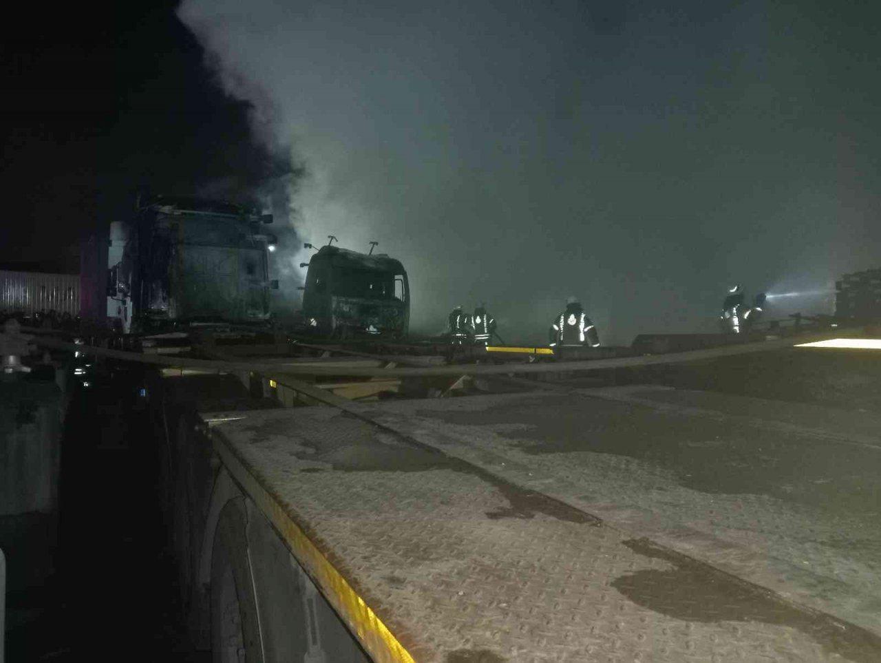 Beylikdüzü’nde tır parkında yangın: 4 tır kullanılamaz hale geldi