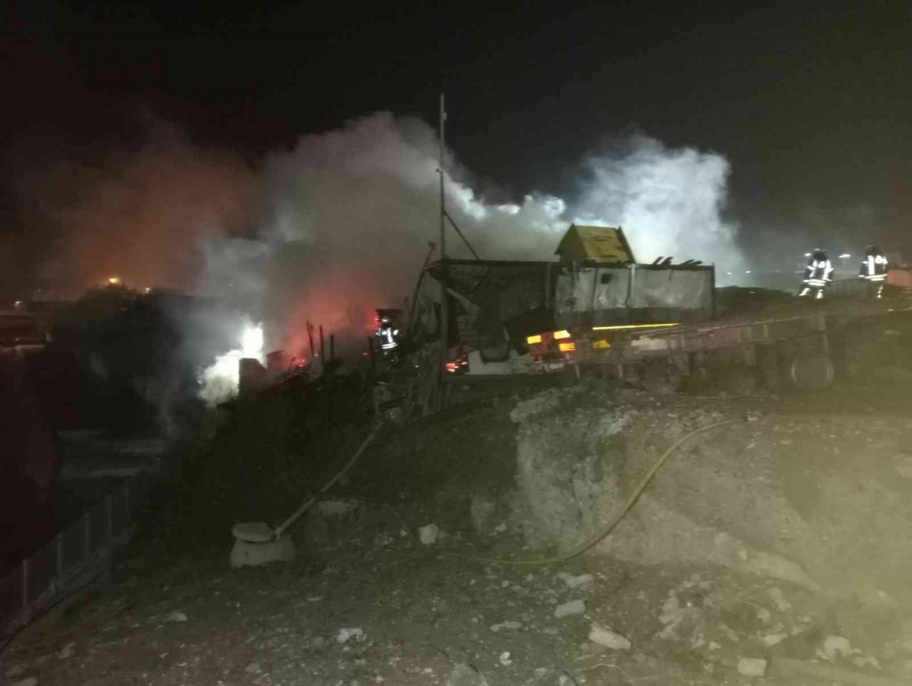 Beylikdüzü’nde tır parkında yangın: 4 tır kullanılamaz hale geldi