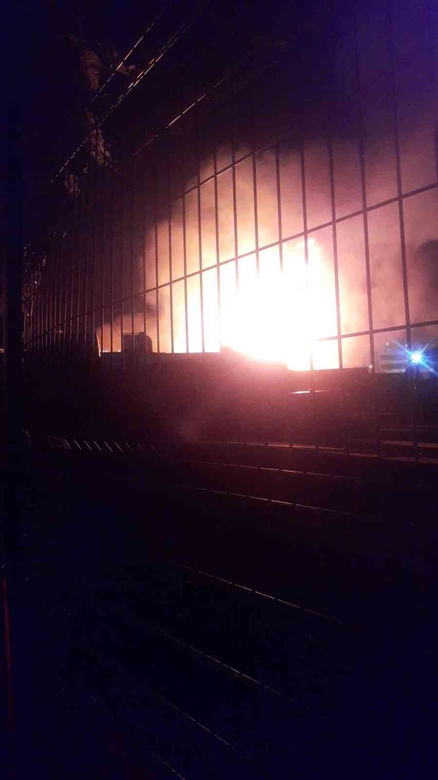 Beylikdüzü’nde tır parkında yangın: 4 tır kullanılamaz hale geldi