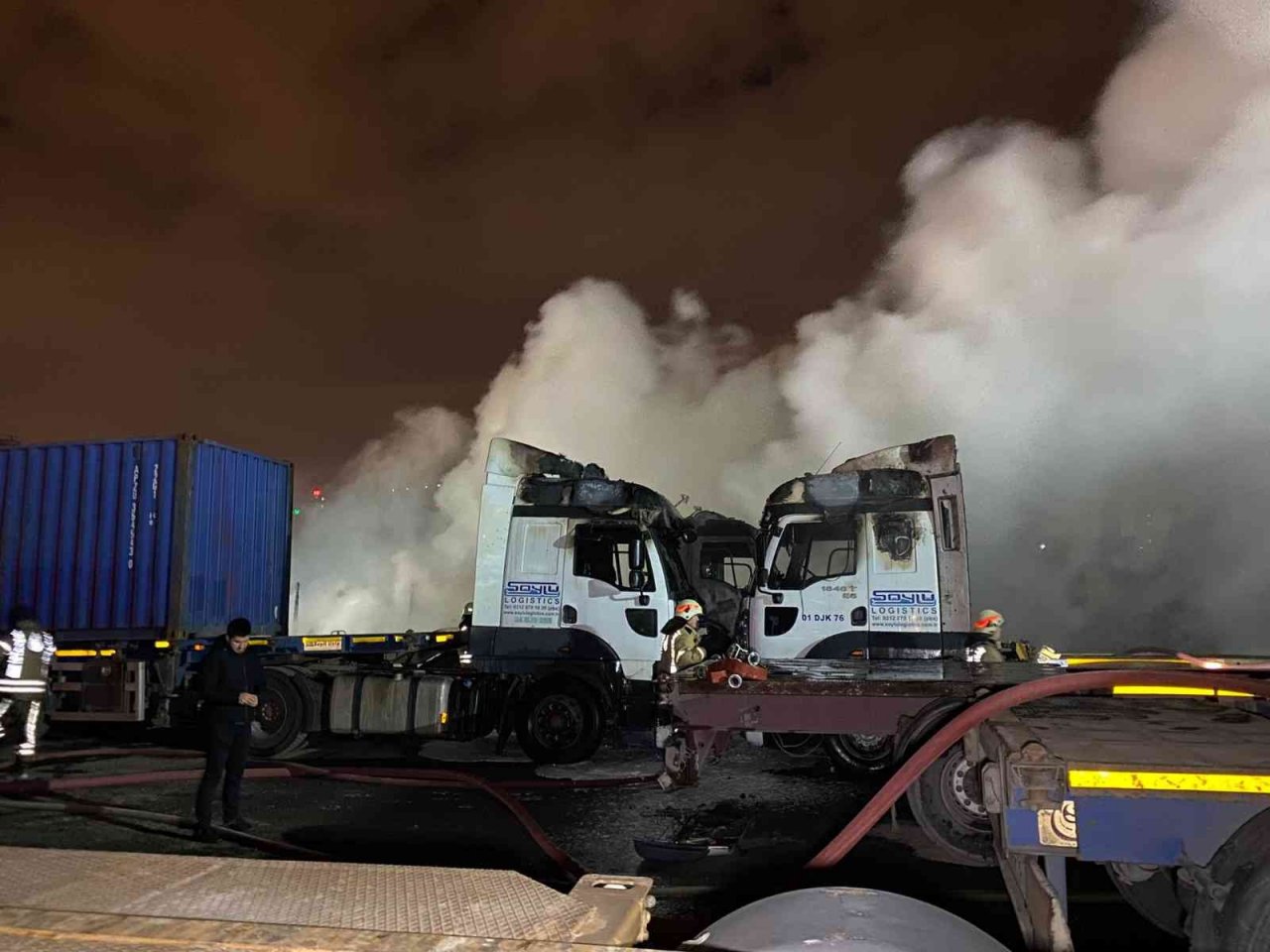 Beylikdüzü’nde tır parkında yangın: 4 tır kullanılamaz hale geldi