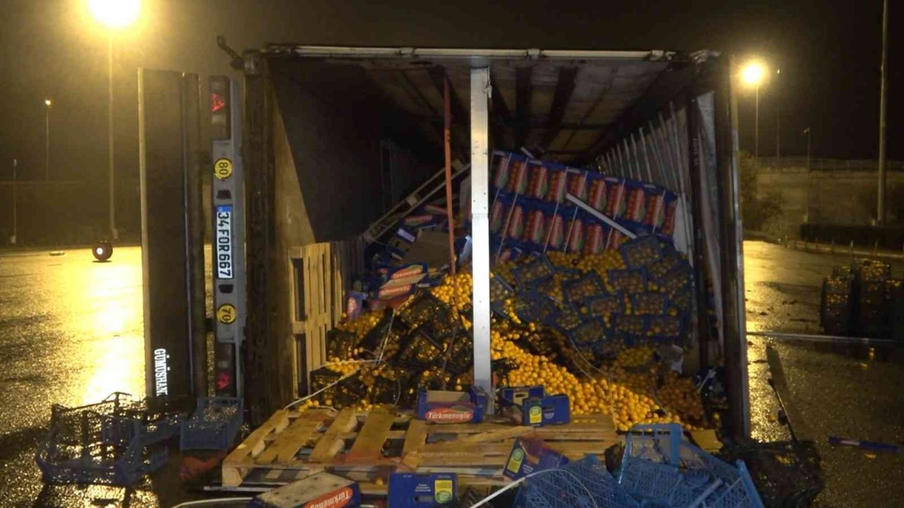 Bursa’da meyve yüklü tır devrildi : 1 yaralı