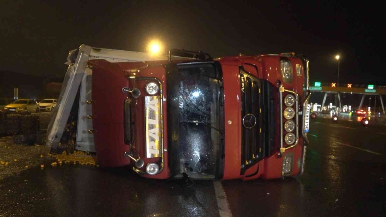 Bursa’da meyve yüklü tır devrildi : 1 yaralı