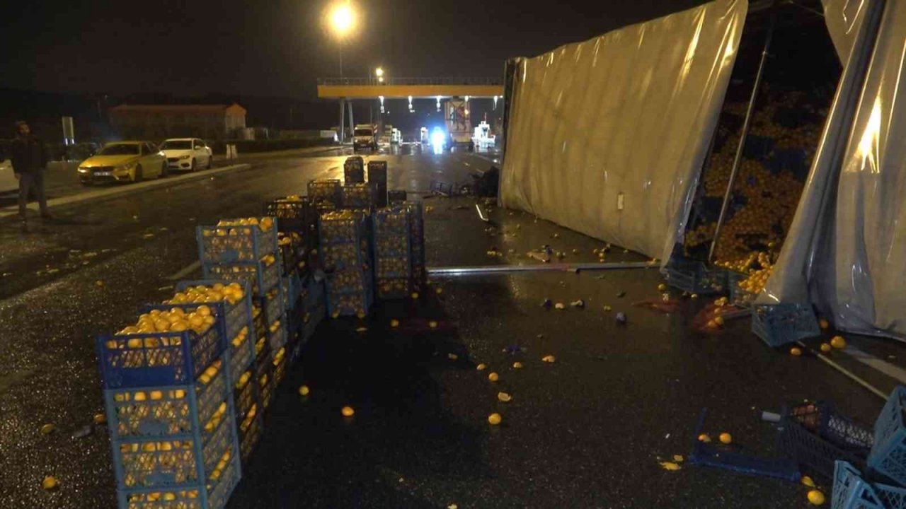 Bursa’da meyve yüklü tır devrildi : 1 yaralı
