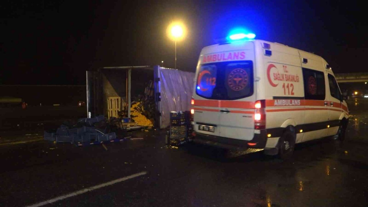 Bursa’da meyve yüklü tır devrildi : 1 yaralı