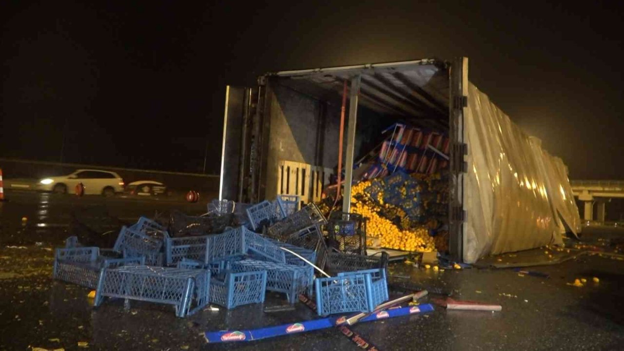 Bursa’da meyve yüklü tır devrildi : 1 yaralı