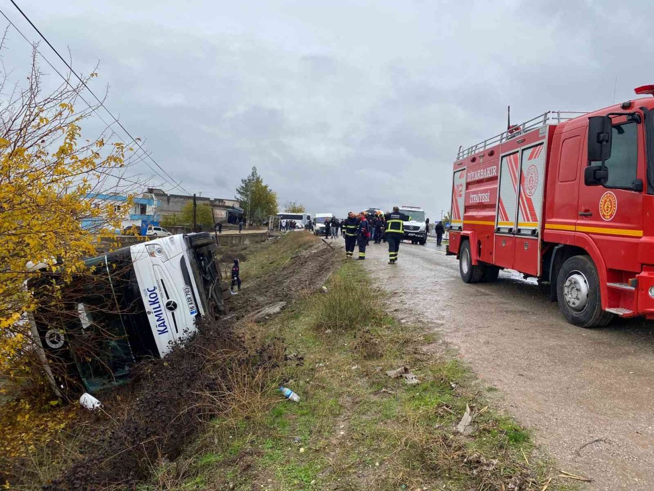 Diyarbakır’da yolcu otobüsü devrildi: 3’ü ağır 33 yaralı