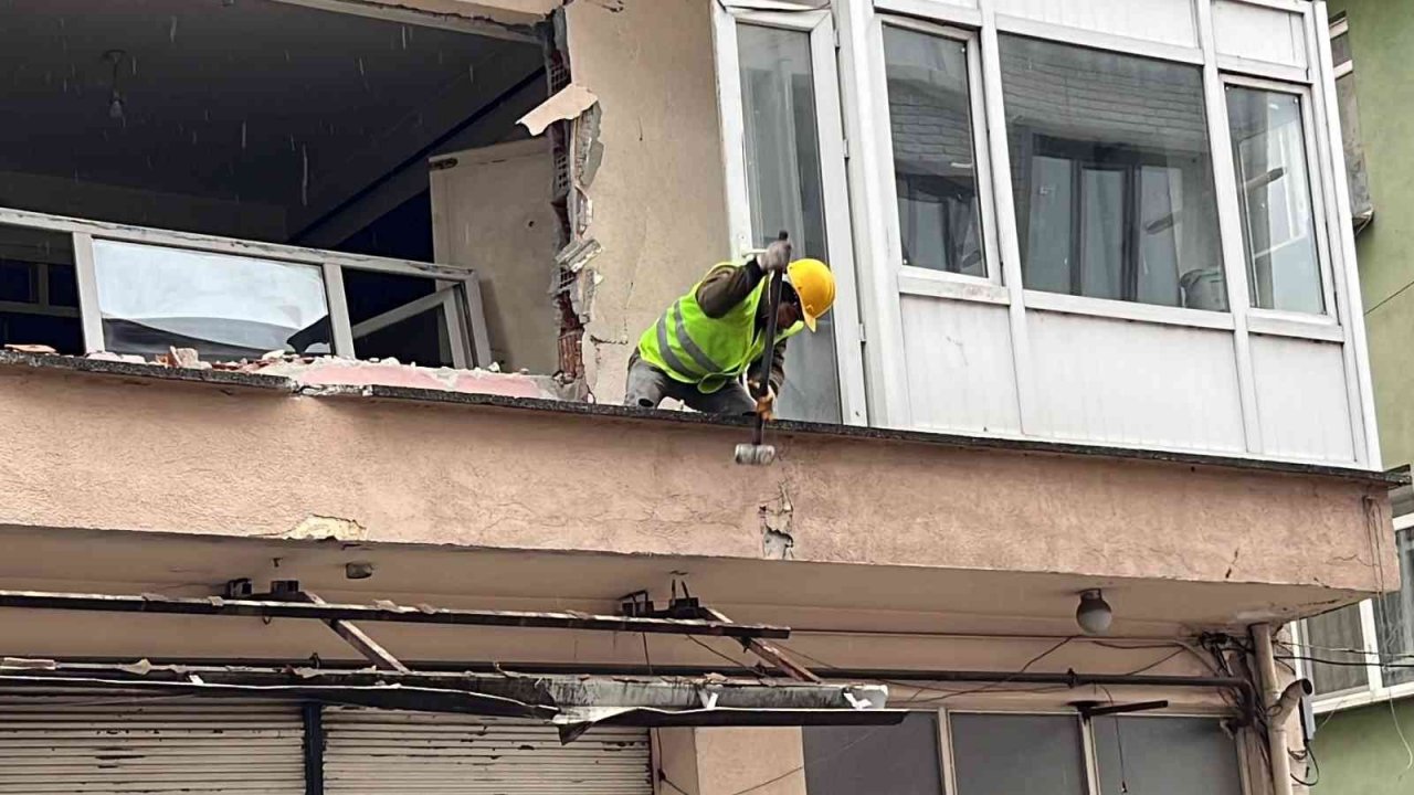 Deprem bölgesinde ağır hasarlı ilk evin yıkımına başlandı