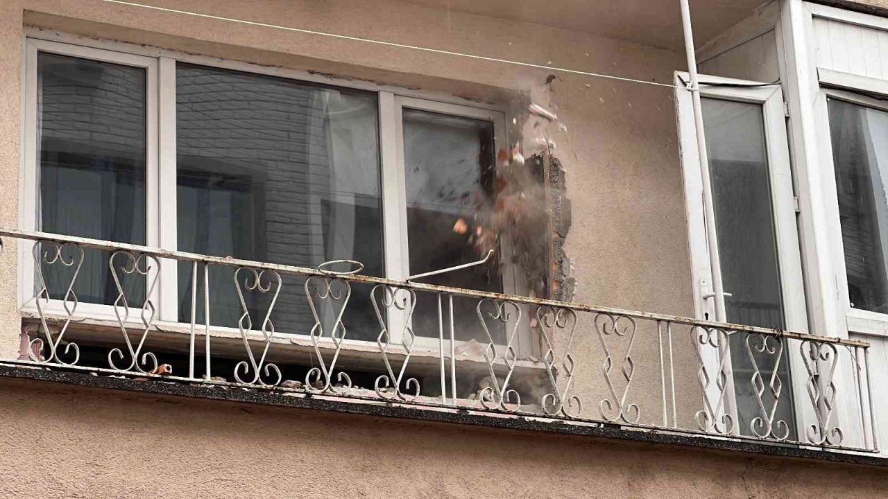 Deprem bölgesinde ağır hasarlı ilk evin yıkımına başlandı