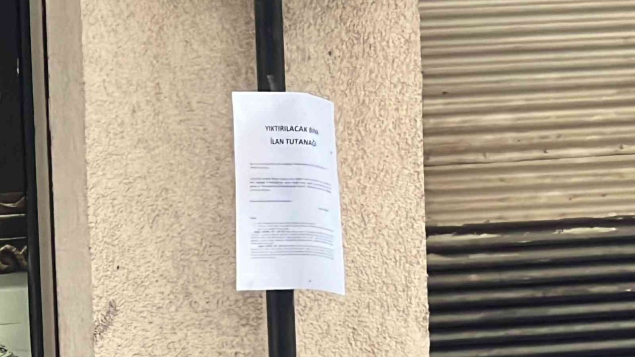 Deprem bölgesinde ağır hasarlı ilk evin yıkımına başlandı