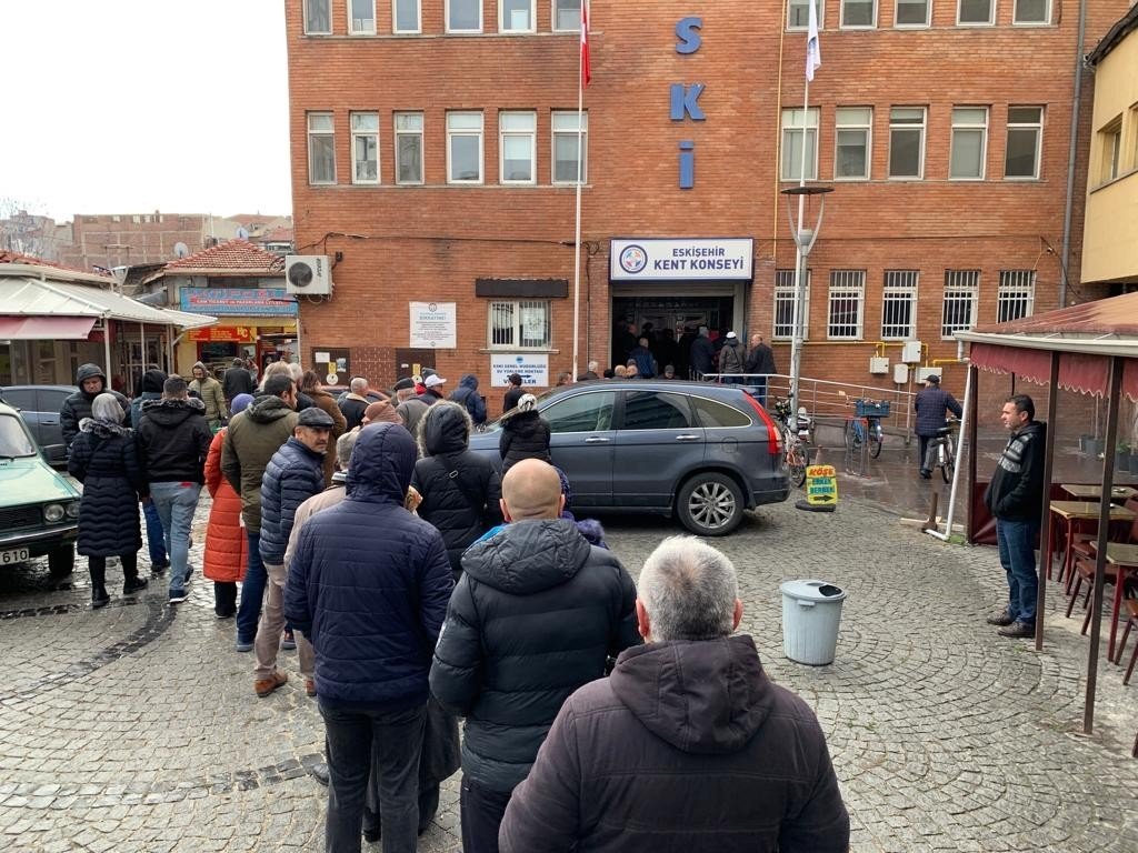Eskişehir’de su zammı kararı sonrası kuyruklar daha da uzadı