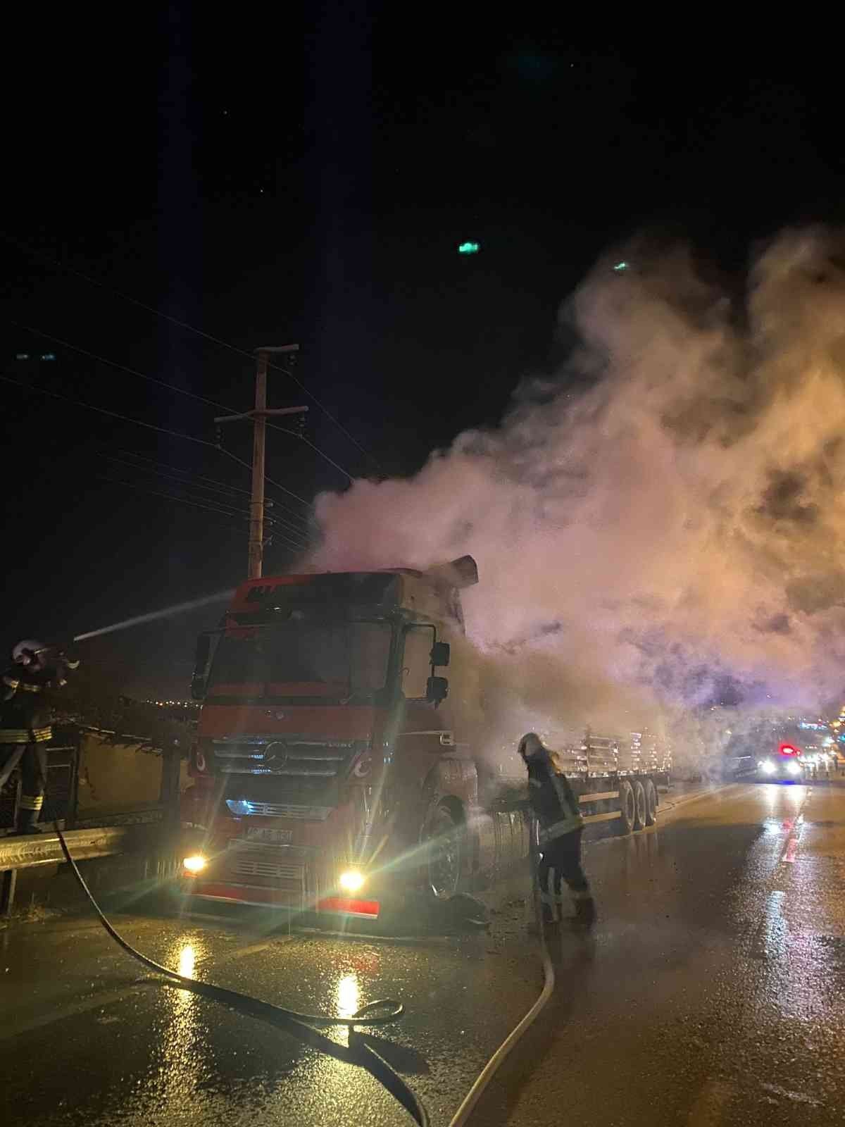 Şase yapan tırın kupası yanarak kullanılamaz hale geldi