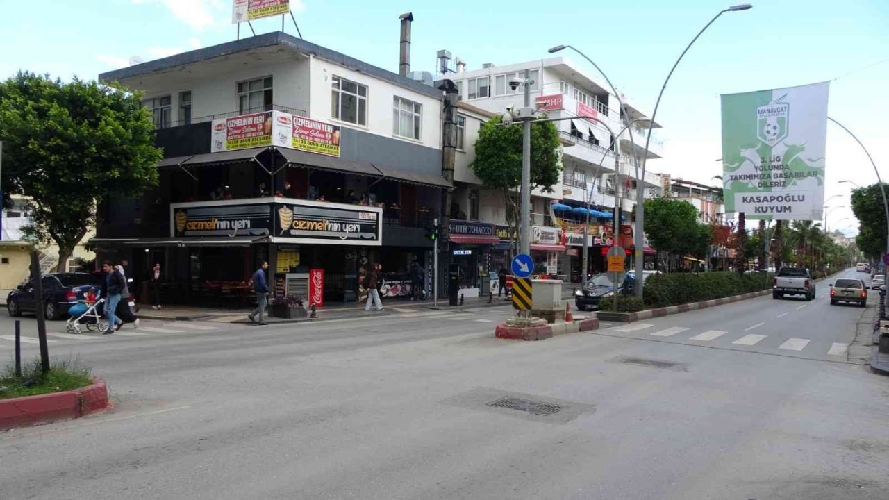 Ters yöne giren kural tanımaz sürücü yaya ve sürücülere korku dolu anlar yaşattı