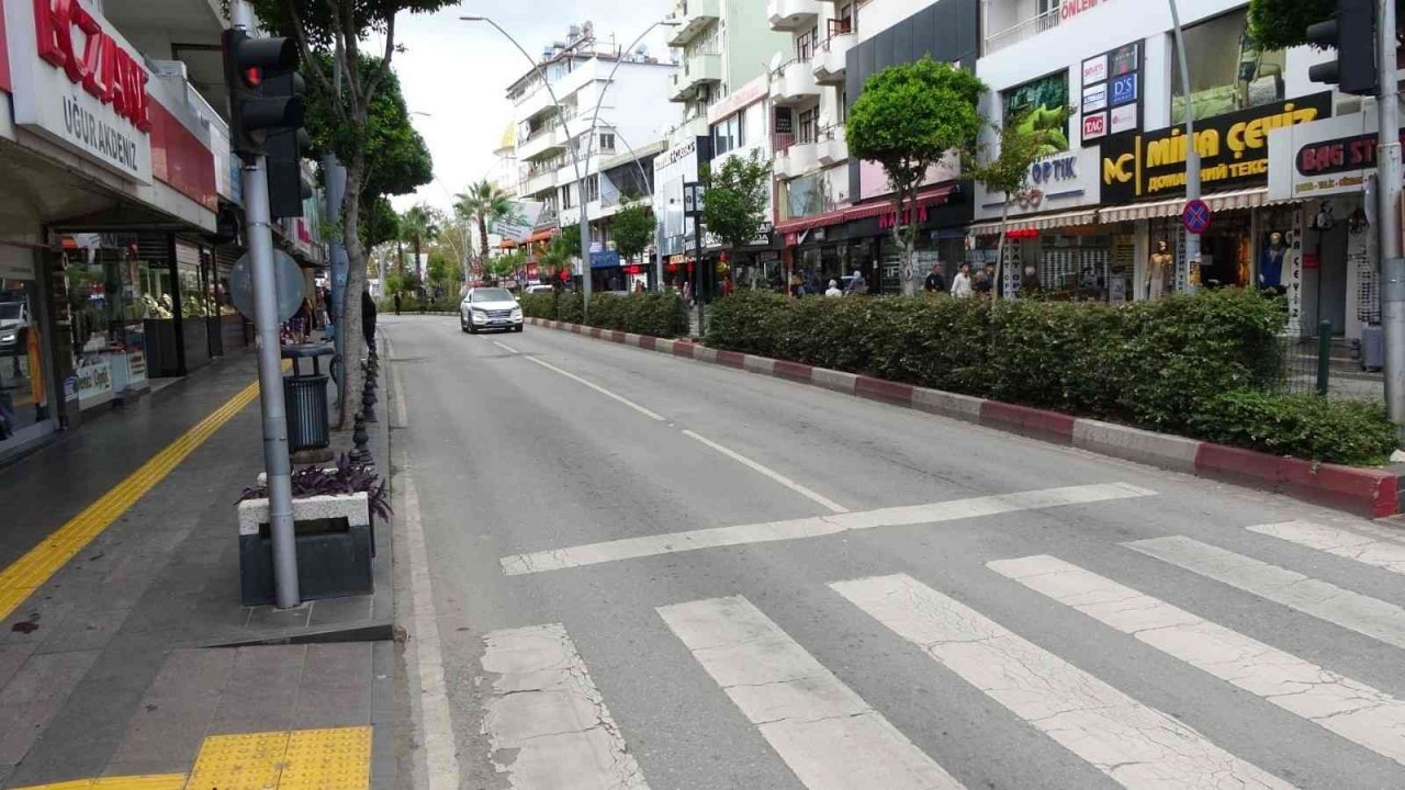 Ters yöne giren kural tanımaz sürücü yaya ve sürücülere korku dolu anlar yaşattı