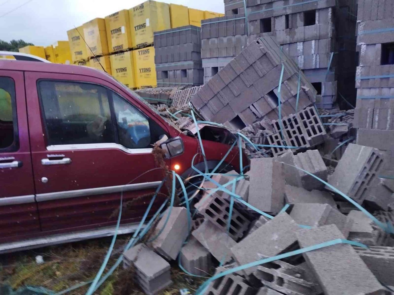 Kontrolden çıkıp birketlere çarptı