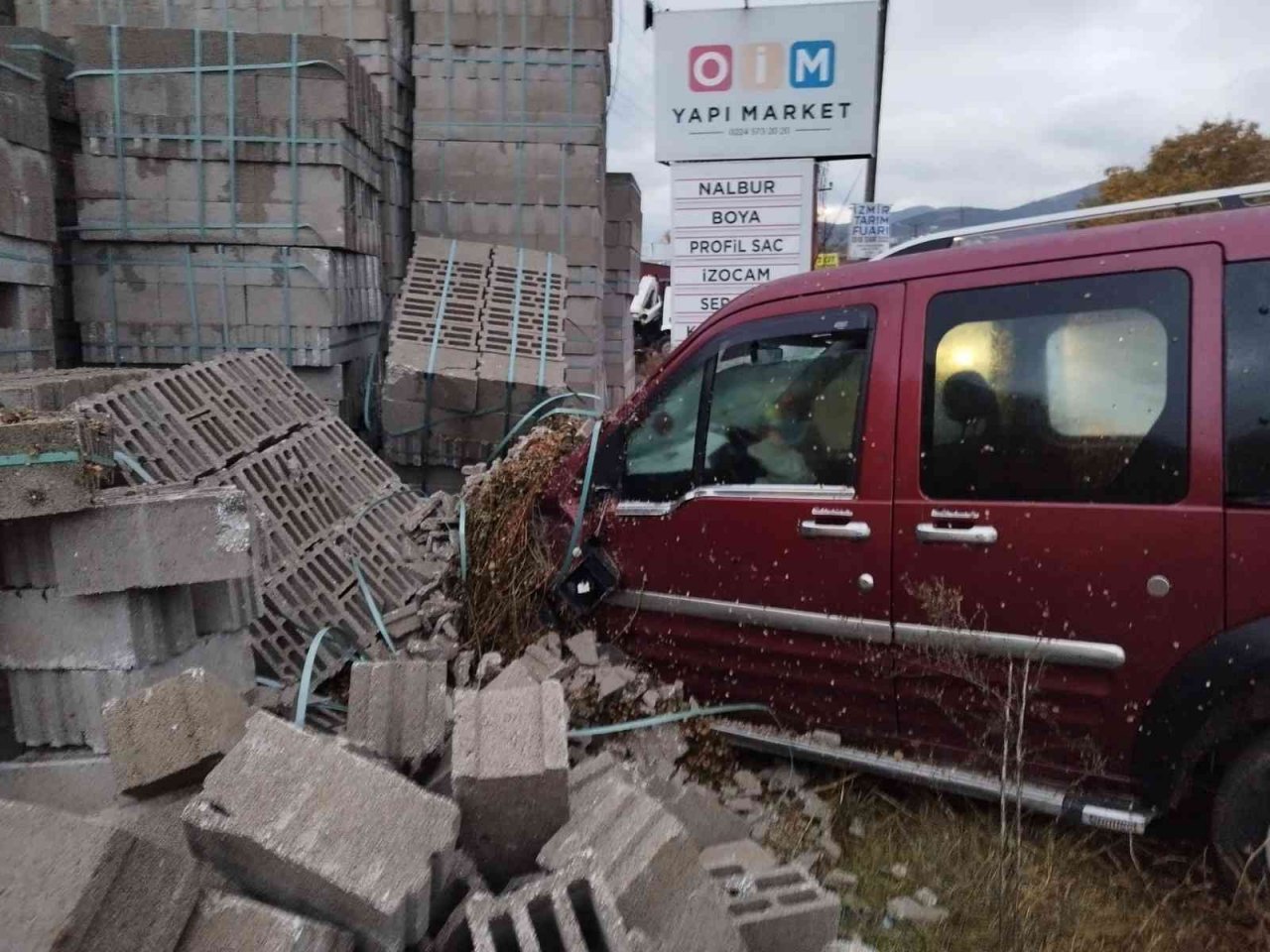 Kontrolden çıkıp birketlere çarptı