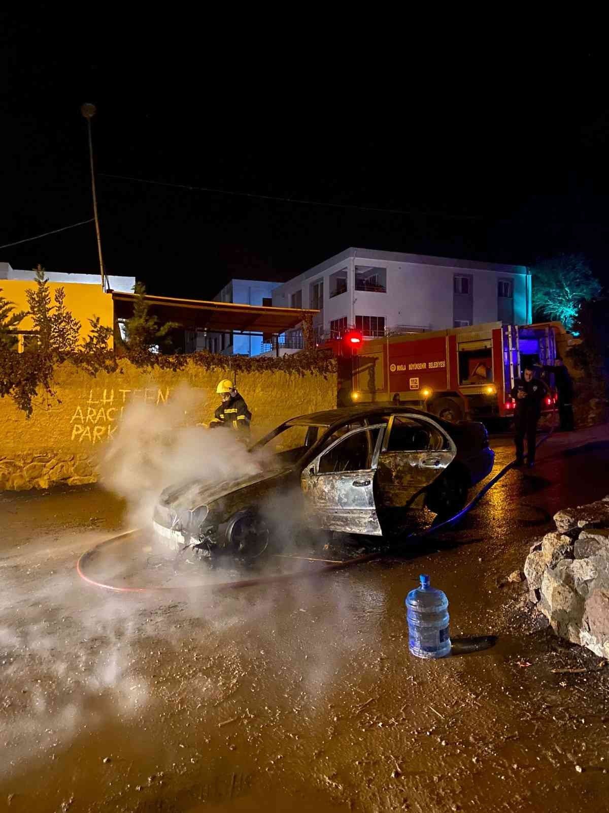 Otomobil, alev alev yandı