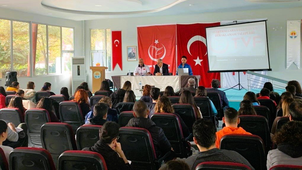TVF Başkanı Üstündağ, Adana’da aday hakem kursunu ziyaret etti