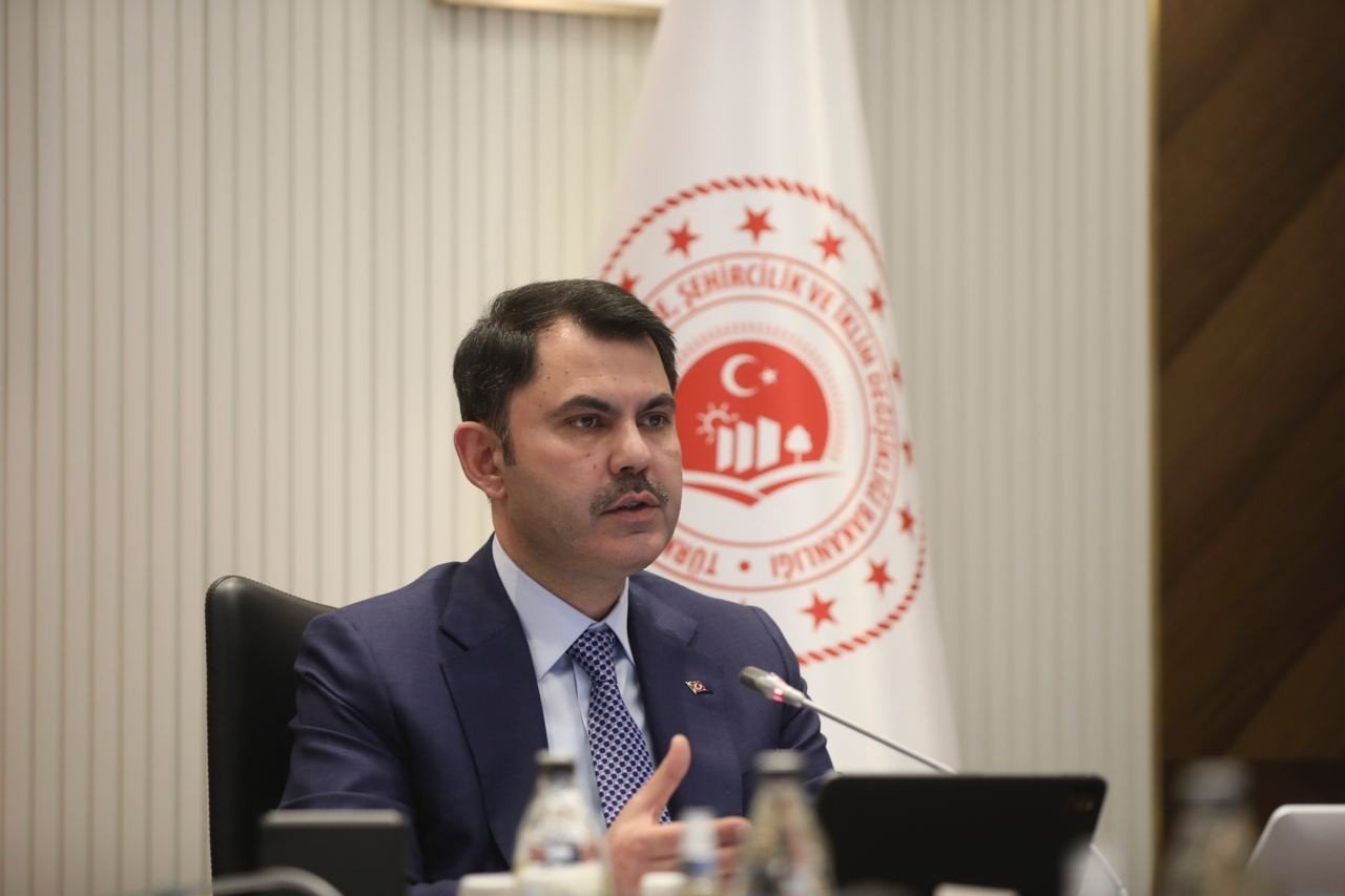 Bakan Kurum’dan memurlara yönelik saldırıya kınama