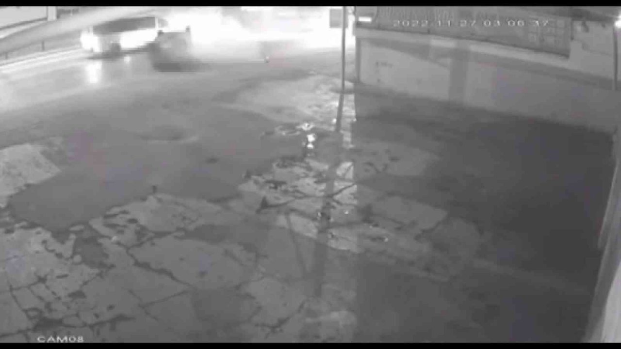 Otomobil, yolun karşısındaki servis aracına çarparak durabildi