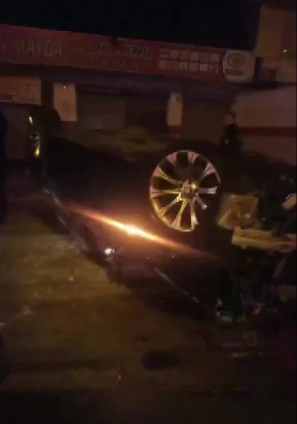 Otomobil, yolun karşısındaki servis aracına çarparak durabildi