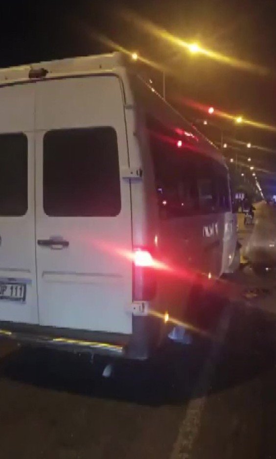 Otomobil, yolun karşısındaki servis aracına çarparak durabildi