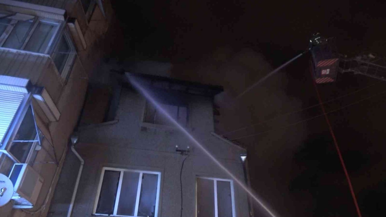 Bursa’da 3 katlı müstakil ev alev alev yandı