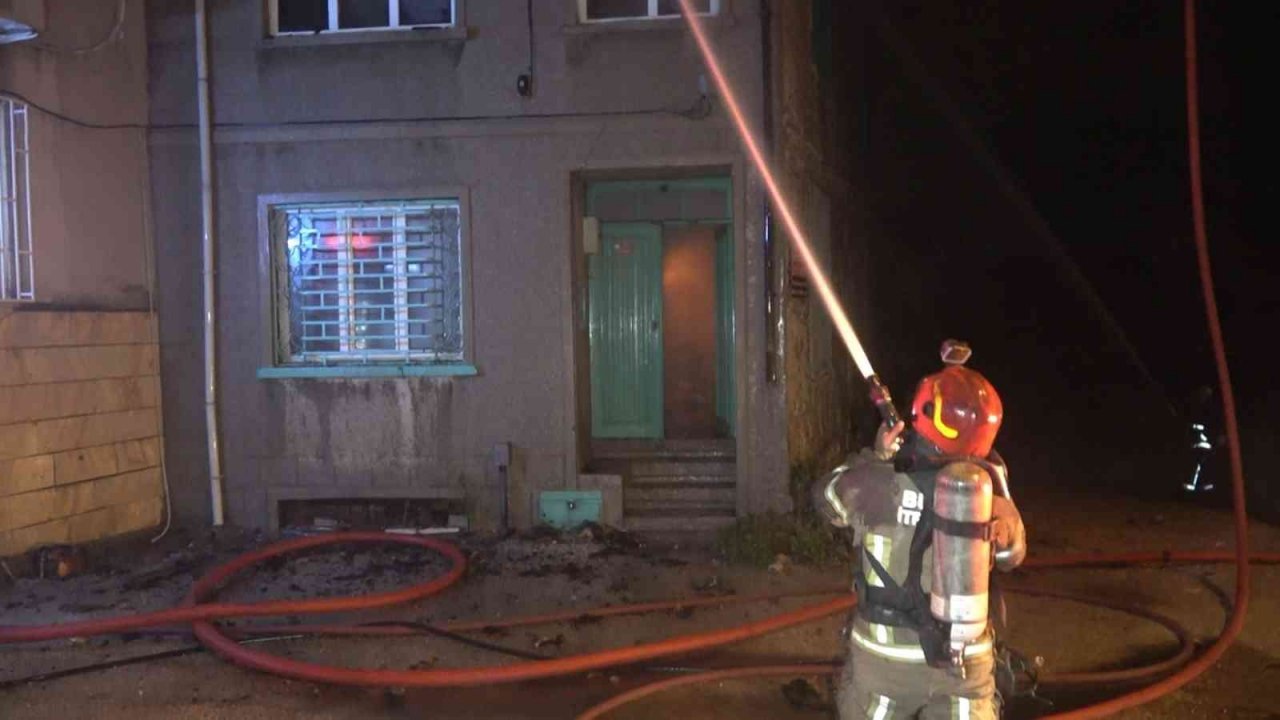 Bursa’da 3 katlı müstakil ev alev alev yandı