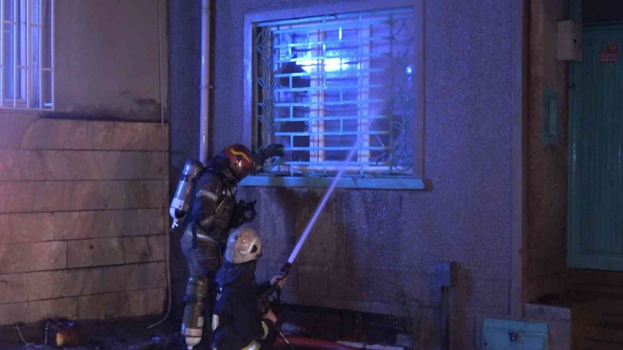 Bursa’da 3 katlı müstakil ev alev alev yandı