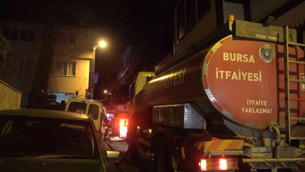Bursa’da 3 katlı müstakil ev alev alev yandı