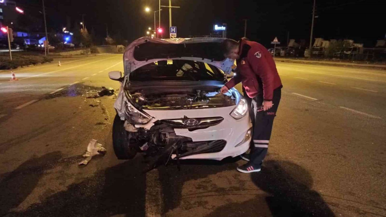 Kavşakta iki otomobil çarpıştı: 2 yaralı