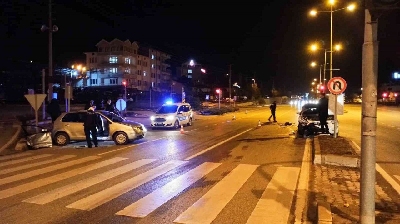 Kavşakta iki otomobil çarpıştı: 2 yaralı