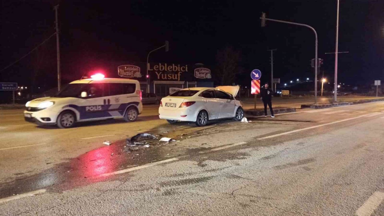 Kavşakta iki otomobil çarpıştı: 2 yaralı