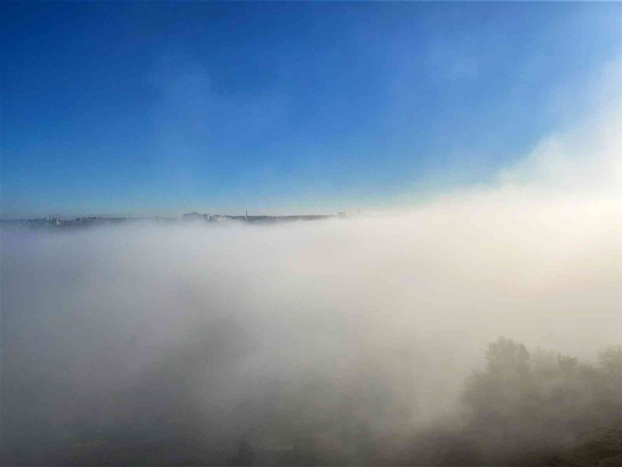 Diyarbakır’da yoğun sis tarihi ilçede görsel şölen oluşturdu