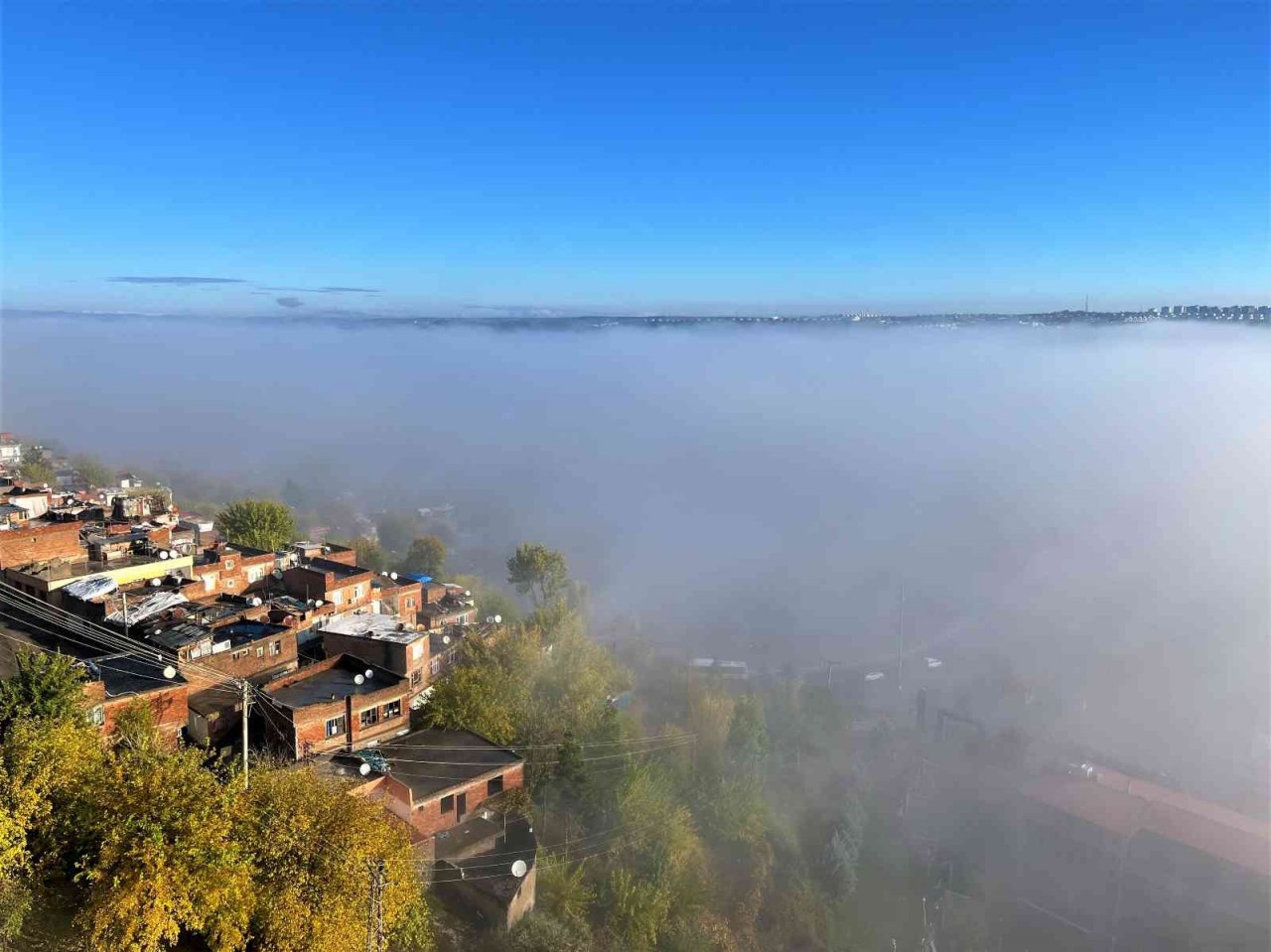 Diyarbakır’da yoğun sis tarihi ilçede görsel şölen oluşturdu