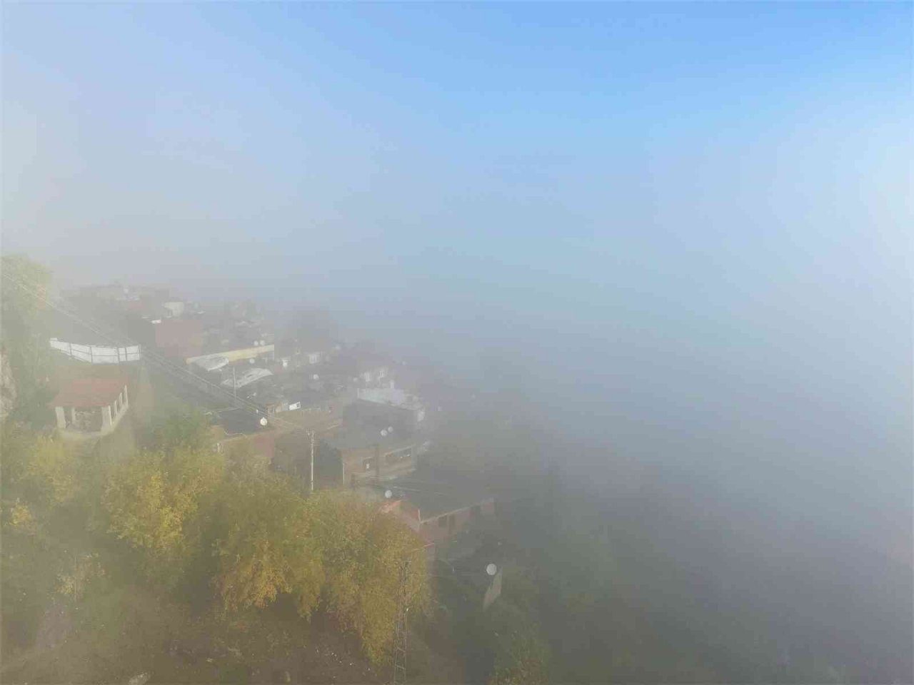 Diyarbakır’da yoğun sis tarihi ilçede görsel şölen oluşturdu