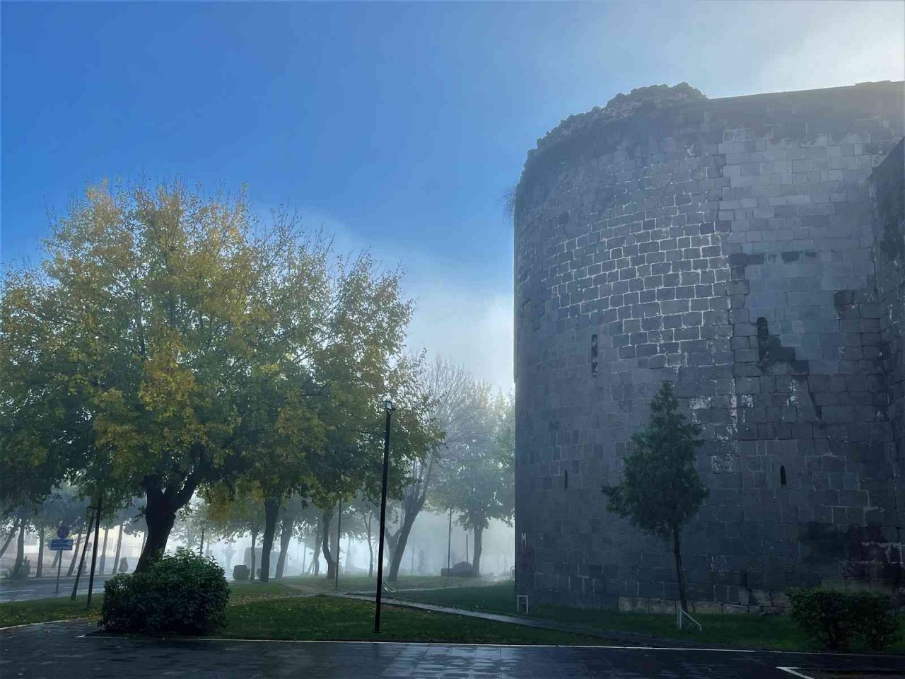 Diyarbakır’da yoğun sis tarihi ilçede görsel şölen oluşturdu