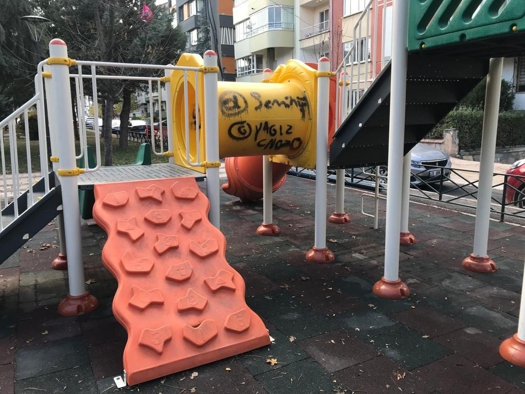 Çocuk parkında yapılan çizim ve yazılar çirkin görüntüler oluşturdu