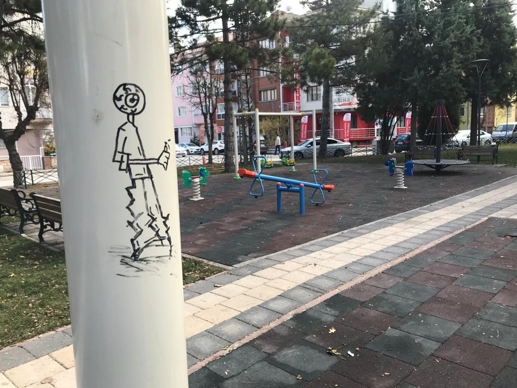 Çocuk parkında yapılan çizim ve yazılar çirkin görüntüler oluşturdu