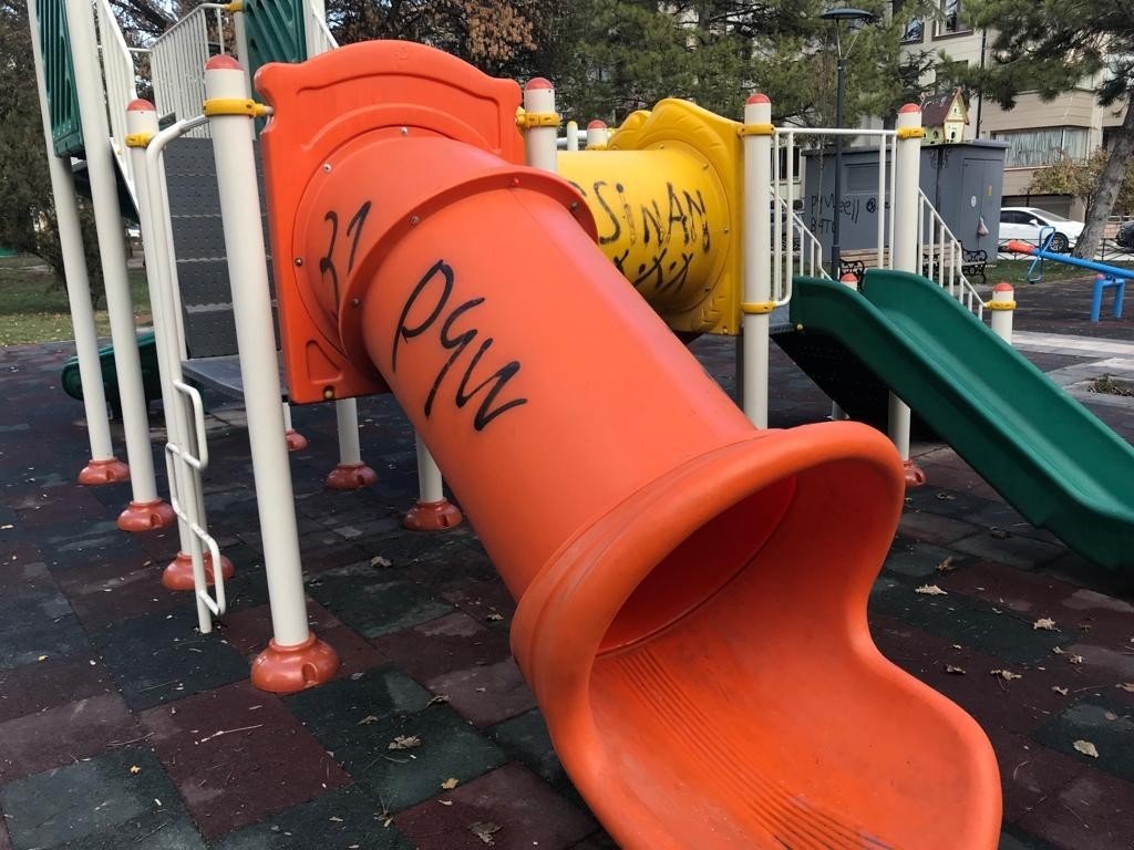 Çocuk parkında yapılan çizim ve yazılar çirkin görüntüler oluşturdu
