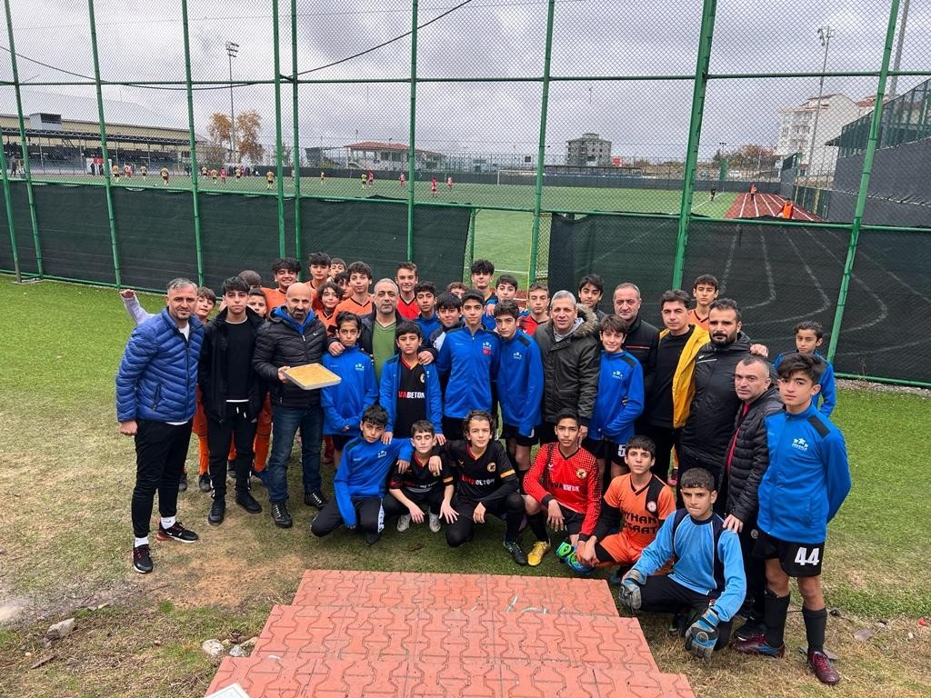 İl şampiyonluğuna baklavalı kutlama