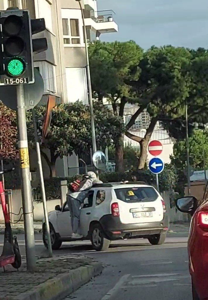 Kadıköy’de otomobilin çatısına asılan gençlerin tehlikeli yolculuğu