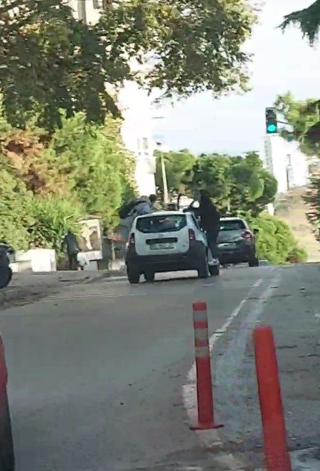Kadıköy’de otomobilin çatısına asılan gençlerin tehlikeli yolculuğu