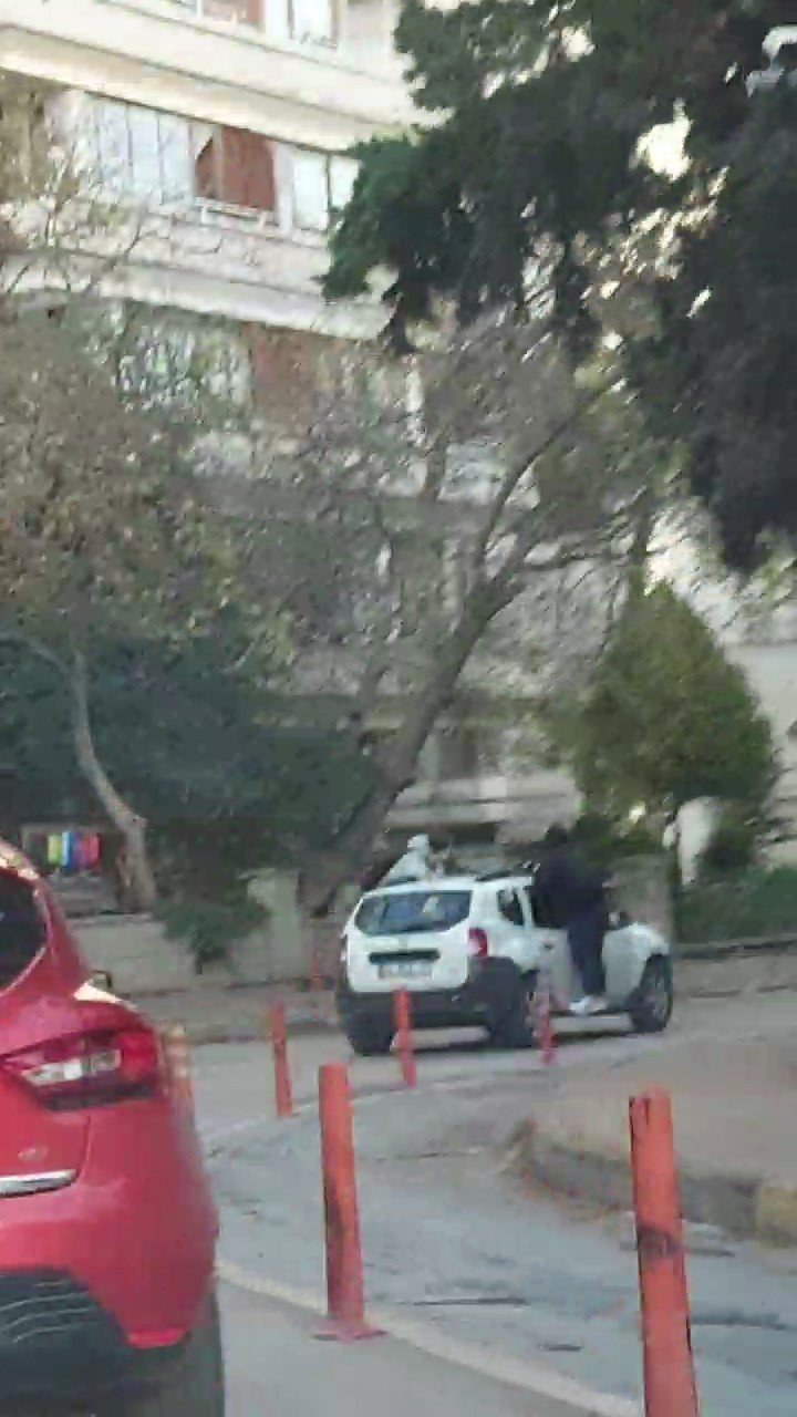 Kadıköy’de otomobilin çatısına asılan gençlerin tehlikeli yolculuğu